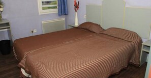 Escritorio, wifi gratis y ropa de cama 