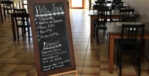 Escriptori, wifi gratuïta i roba de llit 