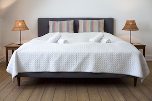 Hypo-allergenic bedding, free WiFi, bed sheets