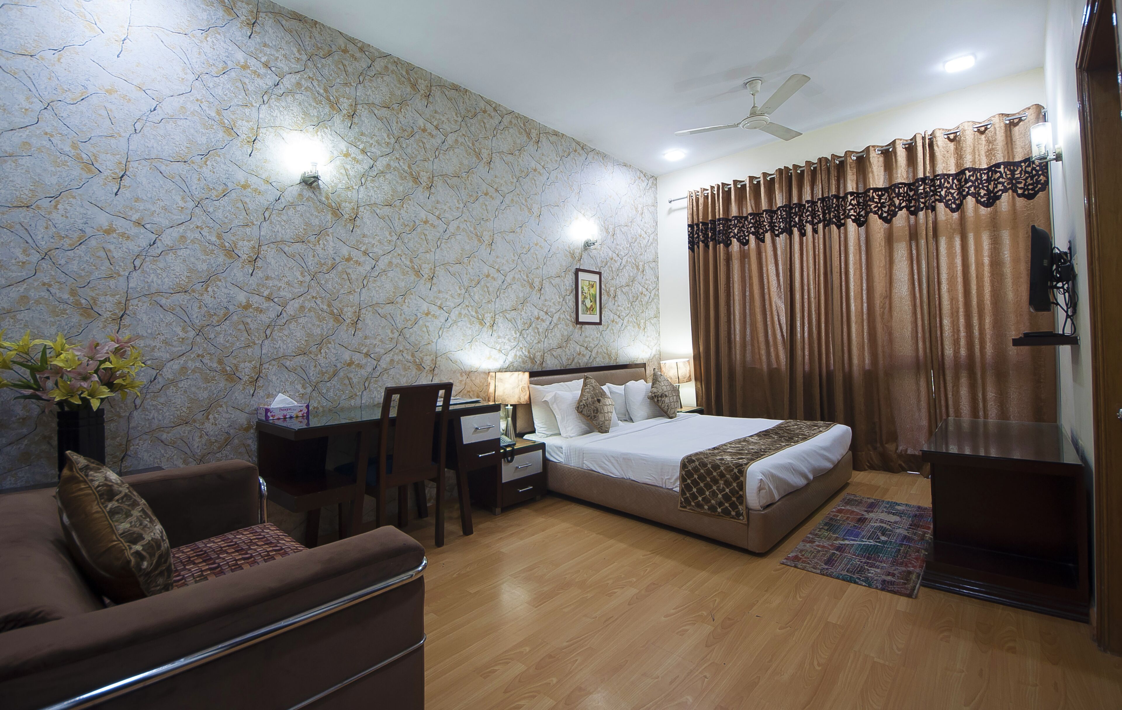 1 bedroom, Egyptian cotton sheets, premium bedding, down comforters