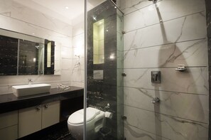 Dusche, Regendusche, kostenlose Toilettenartikel, Haartrockner