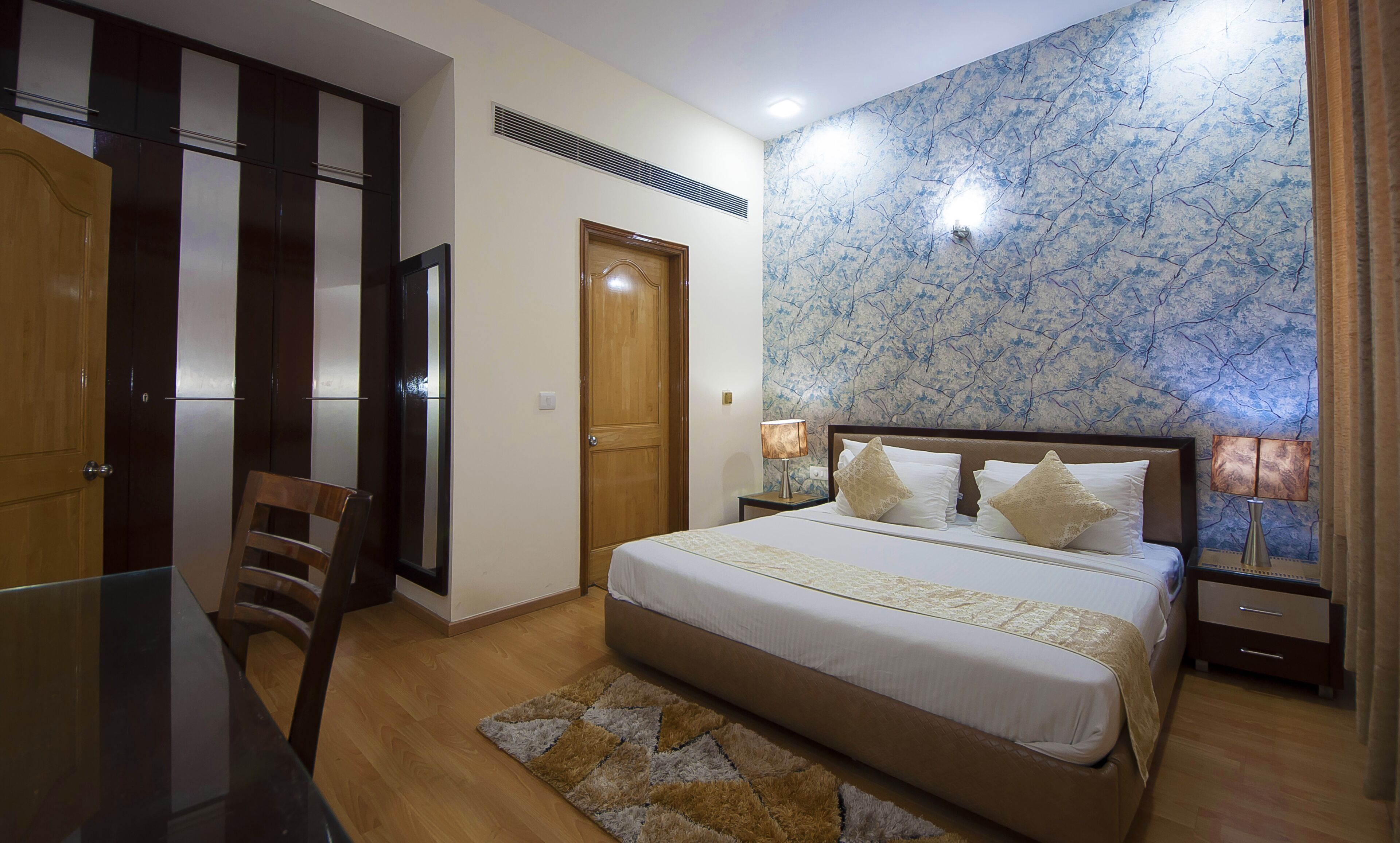 1 bedroom, Egyptian cotton sheets, premium bedding, down comforters