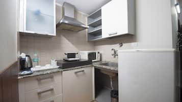 Lemari es, microwave, oven, dan kompor