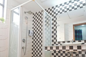 Family Residence | Bathroom | Shower, rainfall showerhead, free toiletries, hair dryer - Imperial Apartments Gurugram (Gurugram)