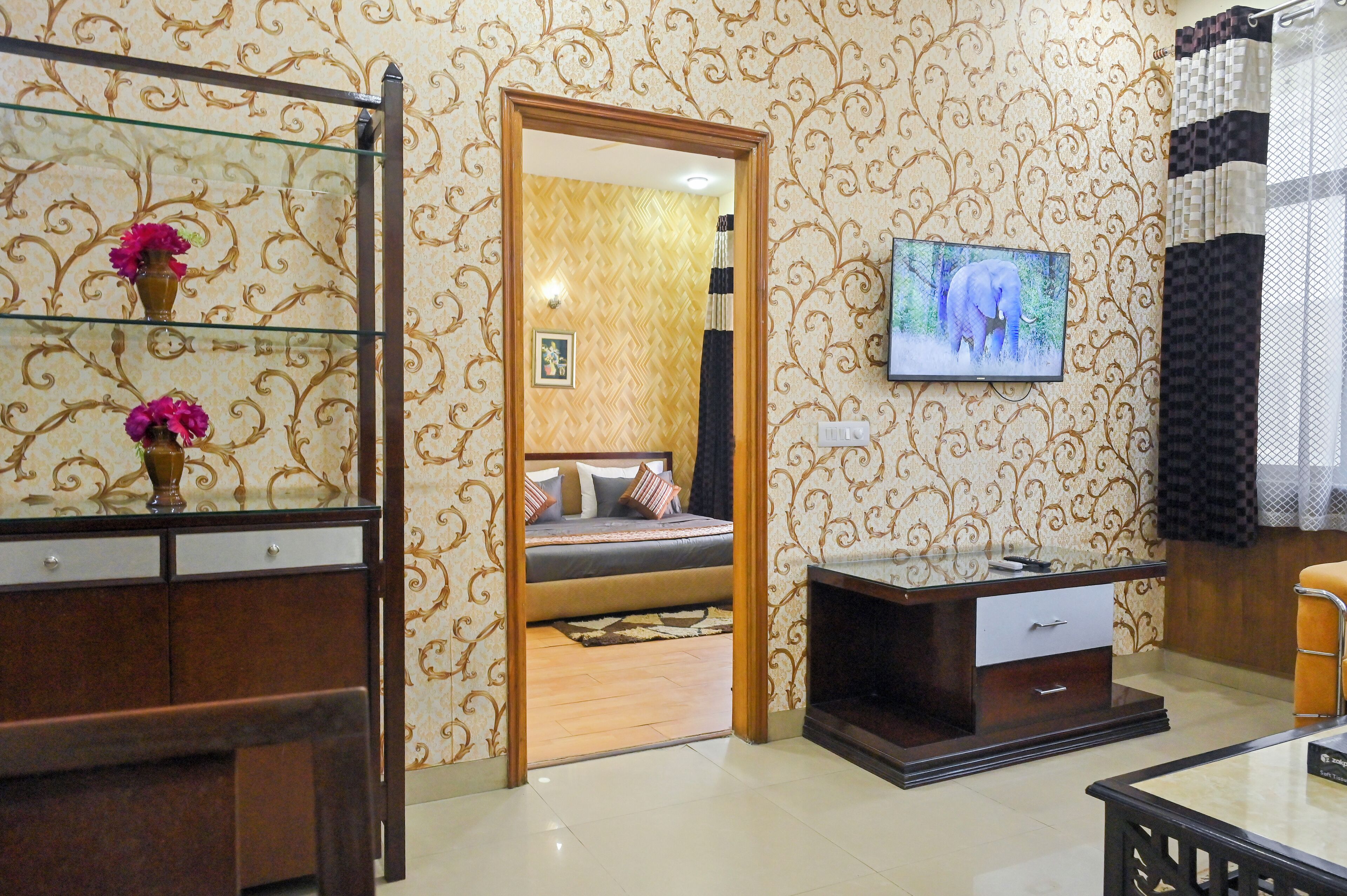 Garden Suite | Living room | 36-inch flat-screen TV with satellite channels, TV