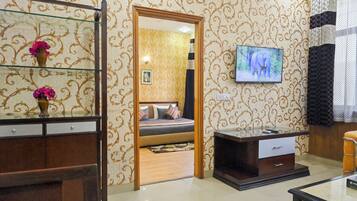 Garden Suite | Living room | 36-inch flat-screen TV with satellite channels, TV