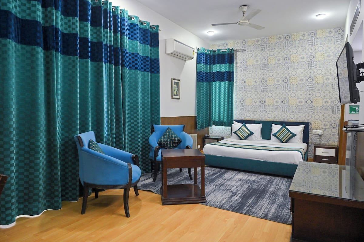 Family Residence | Living area | 36-inch flat-screen TV with satellite channels, TV