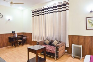 City Studio Plus | Woonruimte | Een 36-inch flatscreentelevisie met satellietzenders en een televisie