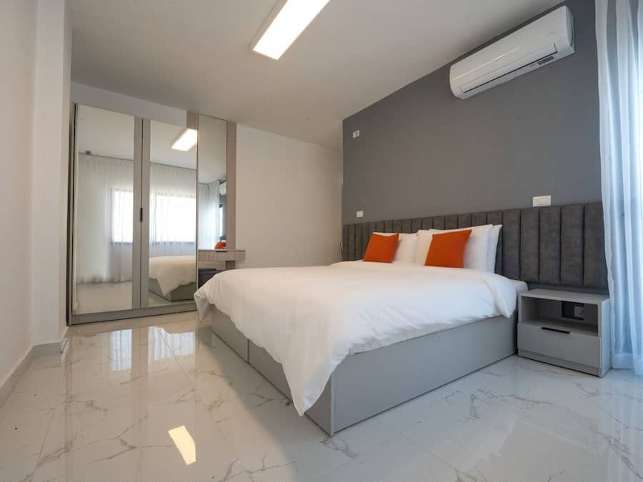 Apartment, 1 Bedroom | Langsir/tirai gelap terus, kalis bunyi, katil lipat simpan percuma