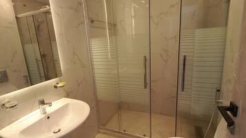 Combinació de dutxa i banyera, sabatilles, bidet i tovalloles