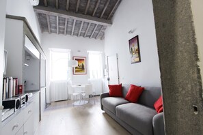 Unclassified image, 4 of 15, button - Santo Spirito suite (Florence)