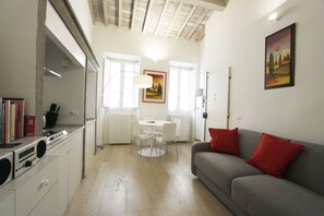 Living area - Santo Spirito suite (Florence)