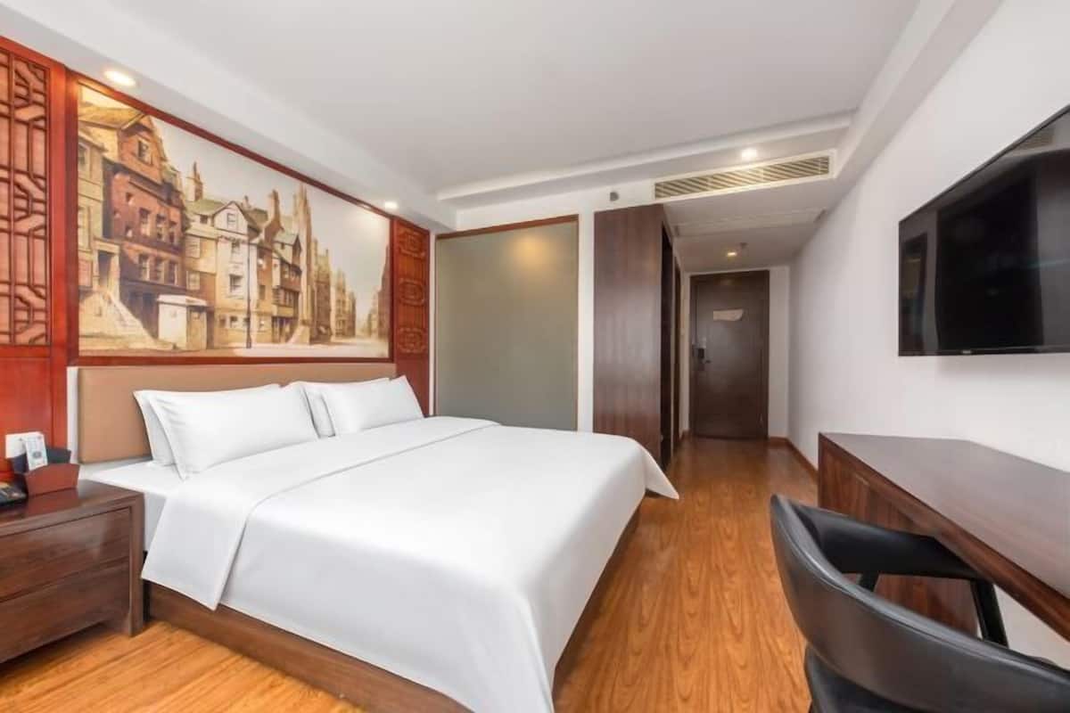 In-room safe, blackout drapes, soundproofing, free WiFi