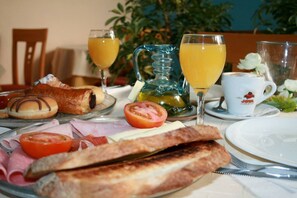 Free daily buffet breakfast