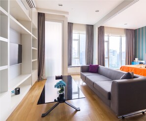 Suíte superior, 1 quarto | Sala de estar | Smart TV