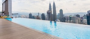 Piscina infinita con vistas a la ciudad, incluyendo las Torres Petronas.