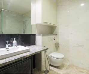 Dusche, kostenlose Toilettenartikel, Haartrockner, Handtücher