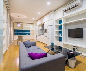 Suíte, 2 quartos | Sala de estar | Smart TV