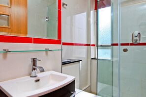 Appartement Confort, 1 chambre | Salle de bain | Douche, articles de toilette gratuits, serviettes fournies