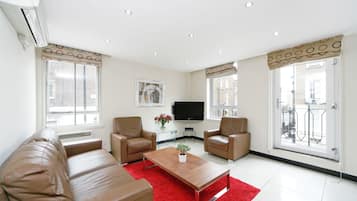 Apartamento superior, 2 camas Queen | Área de estar | TV de tela plana