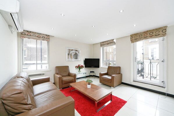 Superior Apartment, 2 Queen Beds | Living area - Baker Street Suites (London)