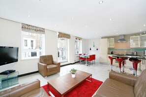 Superior Apartment, 2 Queen Beds | Living area - Baker Street Suites (London)