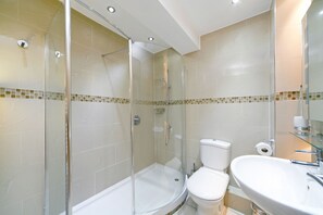 Superior Apartment, 2 Queen Beds | Bathroom | Shower, free toiletries, towels - Baker Street Suites (London)
