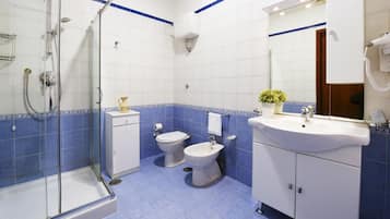 Basic-Doppel- oder -Zweibettzimmer | Badezimmer