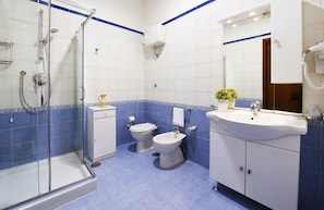 Basic-Doppel- oder -Zweibettzimmer | Badezimmer | Dusche, kostenlose Toilettenartikel, Haartrockner, Bidet