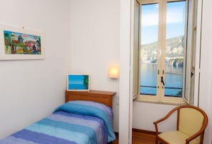 Eenpersoonskamer | Een kluis op de kamer, een bureau, gratis wifi, beddengoed