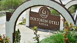 A sign for Doktorun Otel with a logo and name. - Doktorun Oteli Haymana (Haymana)
