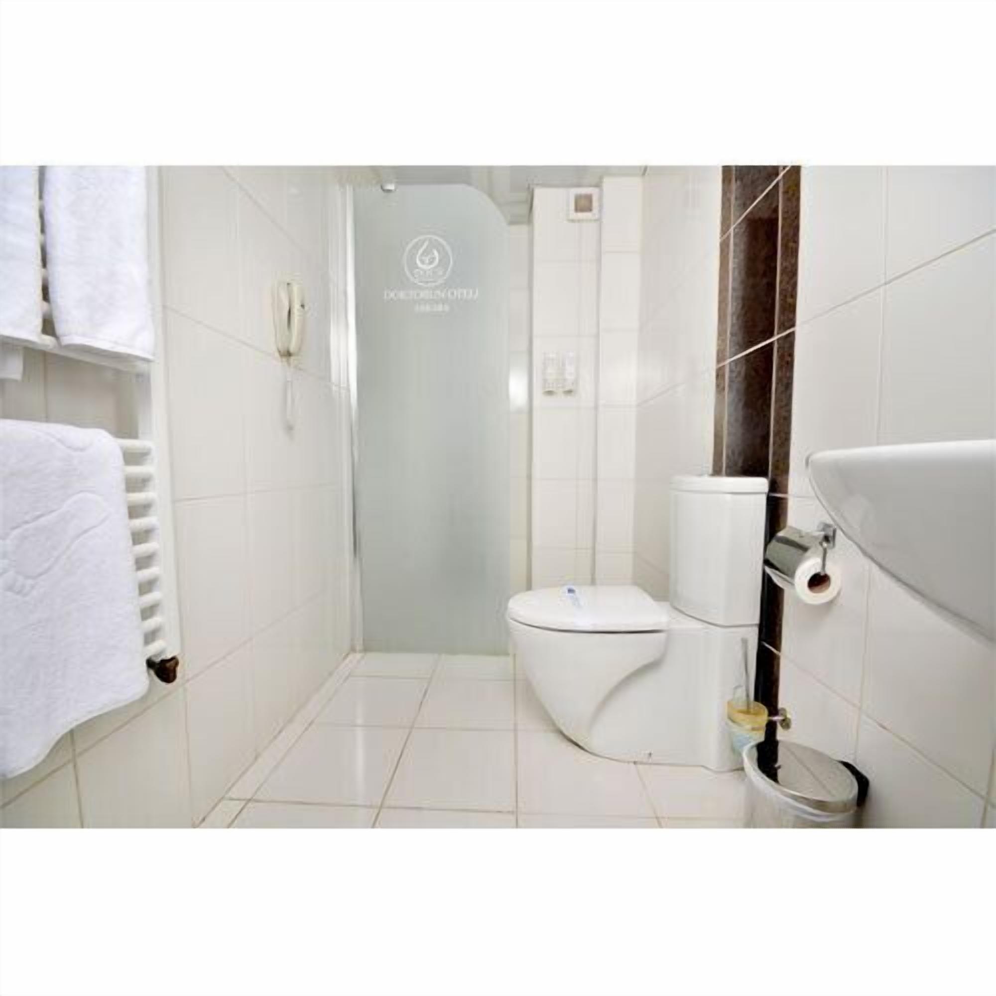 bathtub, deep-soaking bathtub, free toiletries, hair dryer