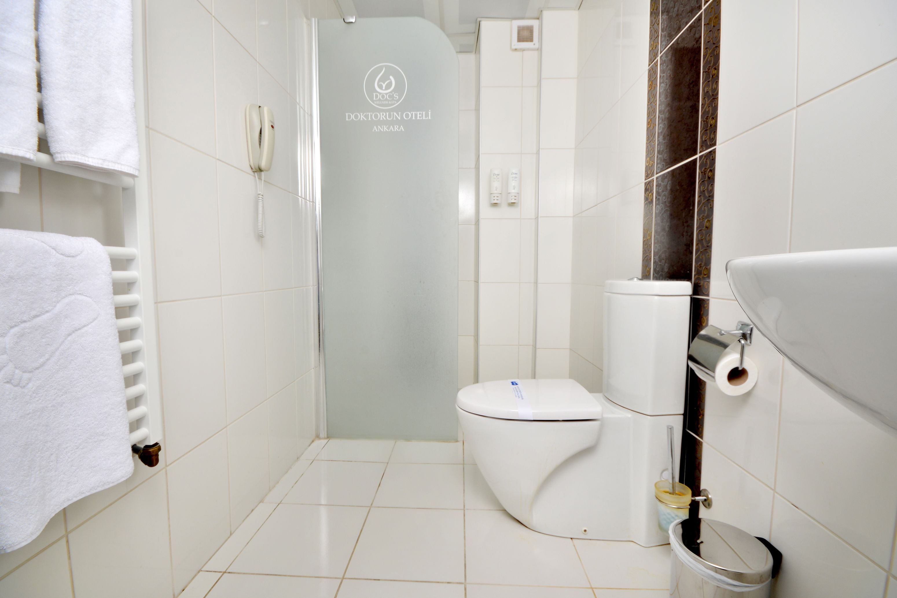 Un baño moderno con inodoro, bidé y zona de ducha.