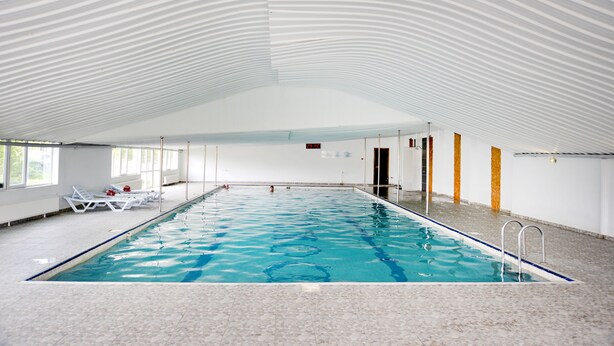 An indoor swimming pool with clear water, white walls, and a curved ceiling. - Doktorun Oteli Haymana (Haymana)