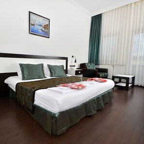 Minibar, brankas, meja kerja, dan kedap suara