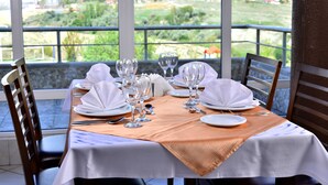 A table set for dining with a view of a hillside town. - Doktorun Oteli Haymana (Haymana)