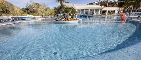 Kolam renang tertutup, kolam renang terbuka