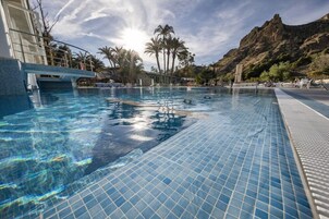 Una piscina cubierta, una piscina al aire libre