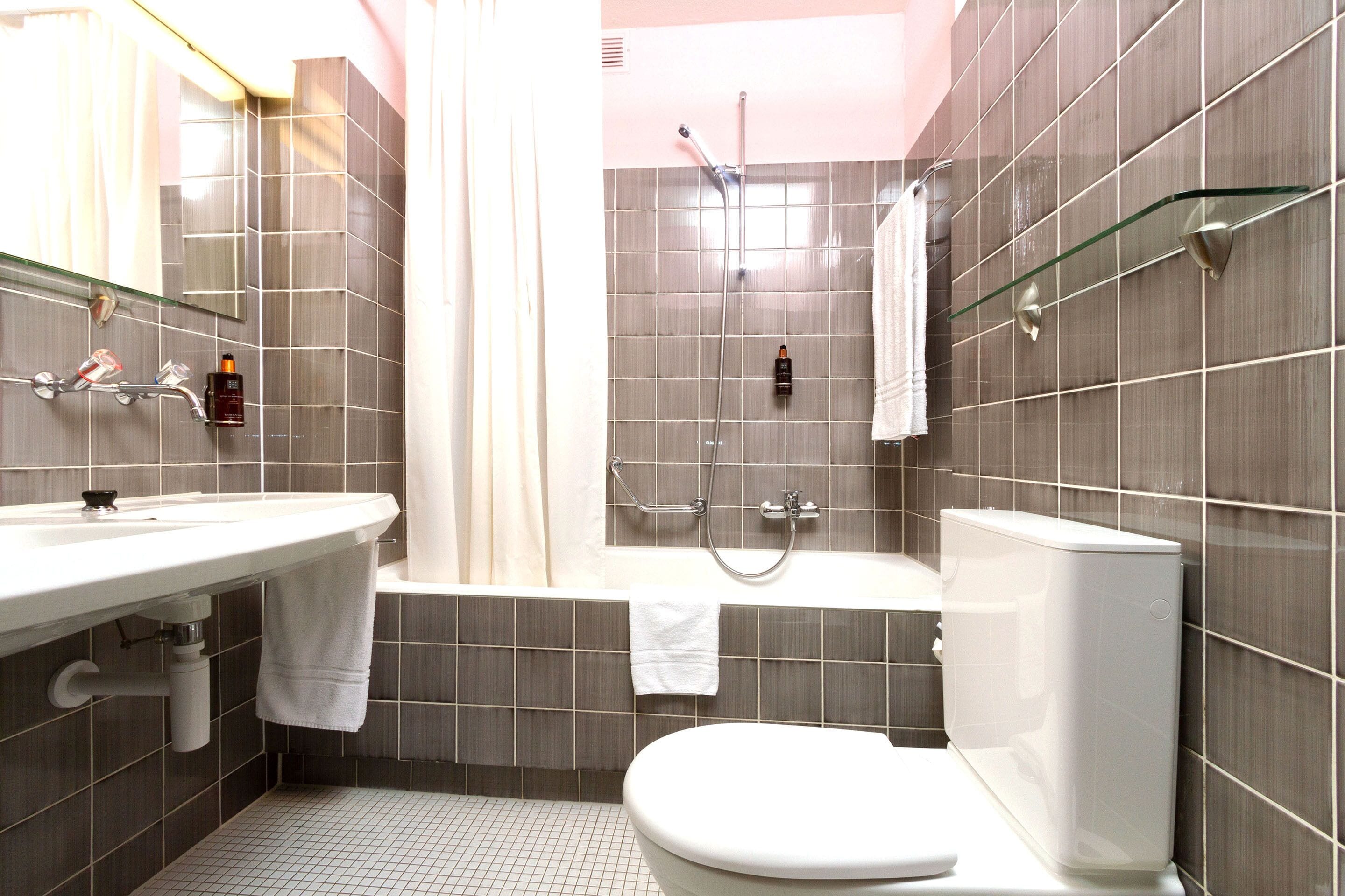 standard double room, 1 queen bed | bathroom | free toiletries, hair dryer, towels