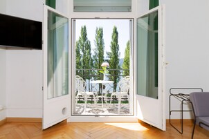 Quarto casal luxo, 1 cama Queen, vista para o lago | Individualmente decorados, escrivaninha