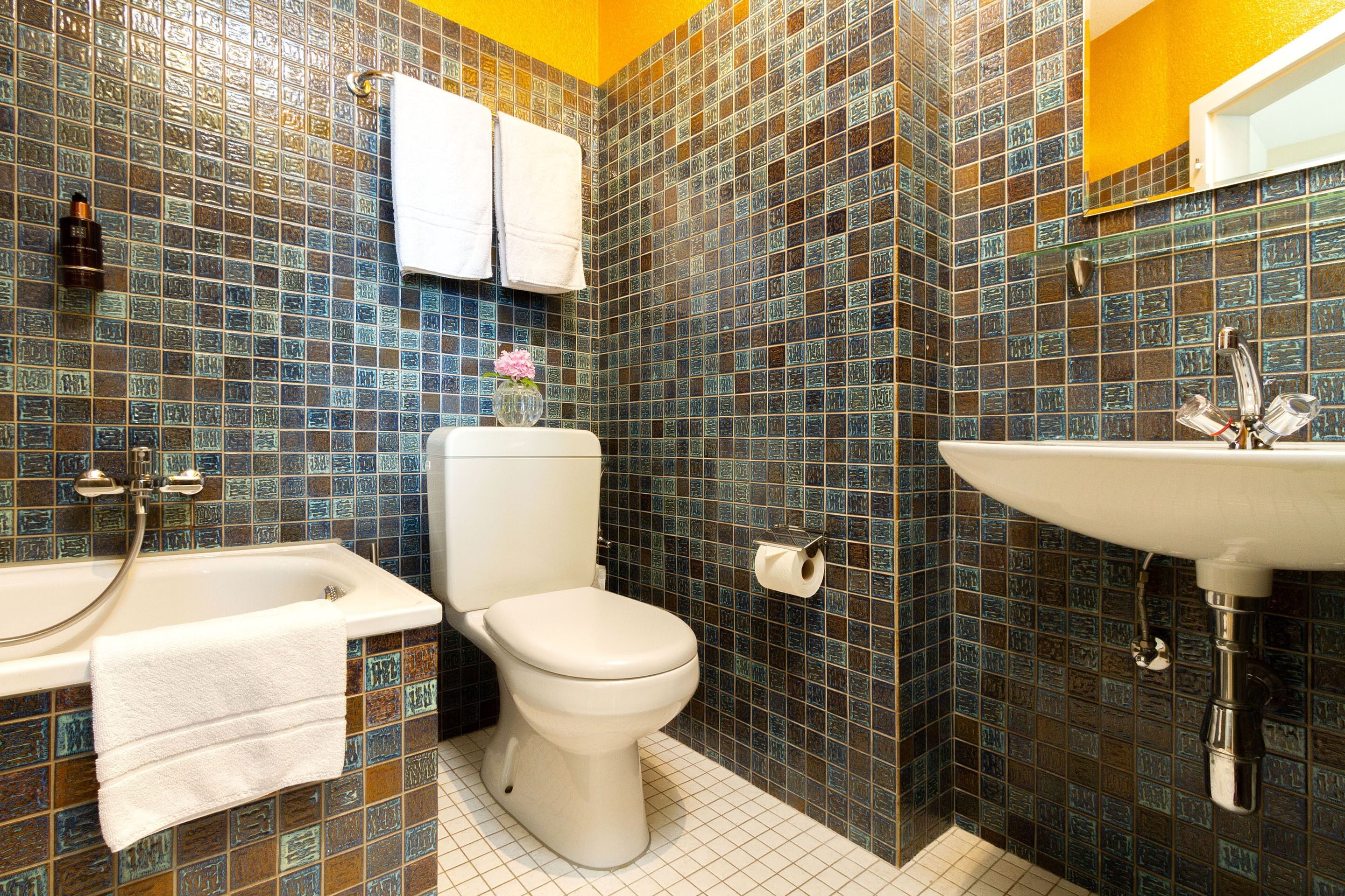 double room, 1 queen bed, lake view | bathroom | free toiletries, hair dryer, towels