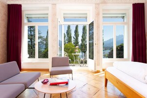 Quarto casal luxo, 1 cama Queen, vista para o lago | Escrivaninha, Wi-Fi de cortesia, roupa de cama