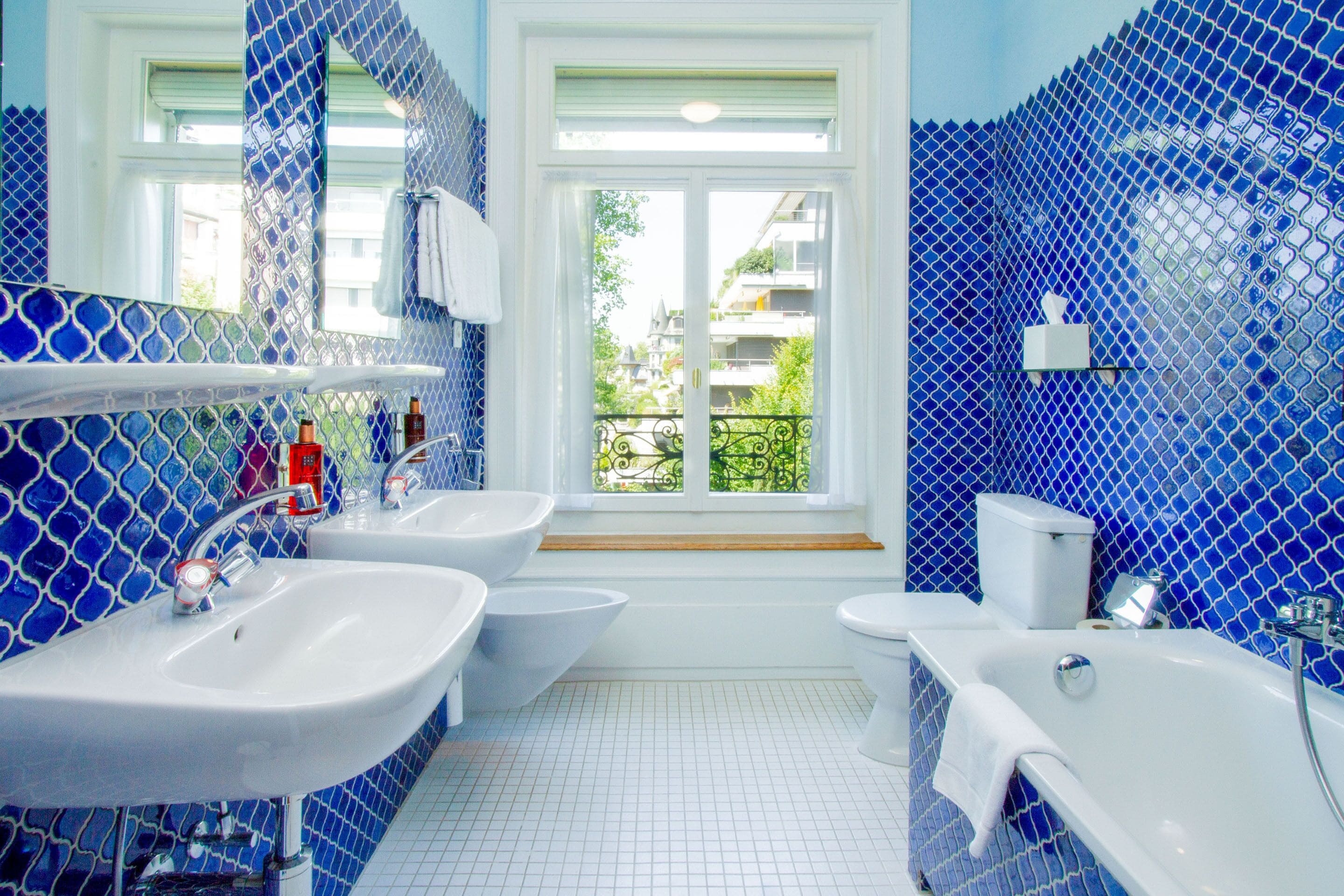 deluxe double room, 1 queen bed, lake view | bathroom | free toiletries, hair dryer, towels