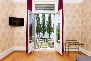 Habitación doble Deluxe, 1 cama Queen size, vista al lago | Decoración personalizada, escritorio y espacio para trabajar con laptop 