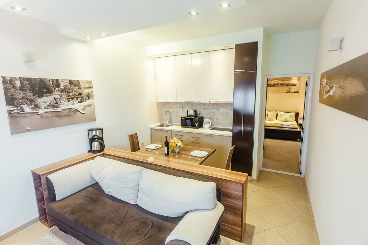 Departamento, 1 habitación, vista al mar | Área de sala de estar | Televisión de pantalla plana