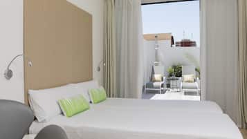 Chambre Deluxe, terrasse | Coffres-forts dans les chambres, bureau, chambres insonorisées