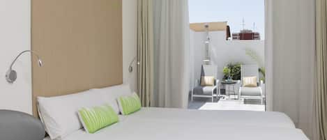 Habitació Deluxe, terrassa | Caixa forta a l'habitació, escriptori i habitacions insonoritzades