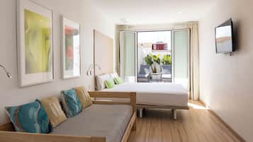 Habitación Deluxe, terraza | Minibar, caja fuerte, escritorio y sistema de insonorización