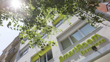 Un immeuble sur lequel on peut lire l’inscription « SmartRoom Barcelona ».