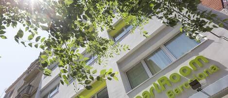A building with a sign reading "SmartRoom Barcelona."